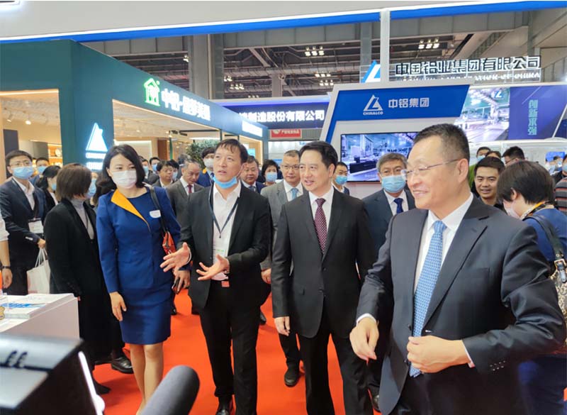 全国政协常委、中国有色金属工业协会党委书记葛红林等领导到公司展位参观指导